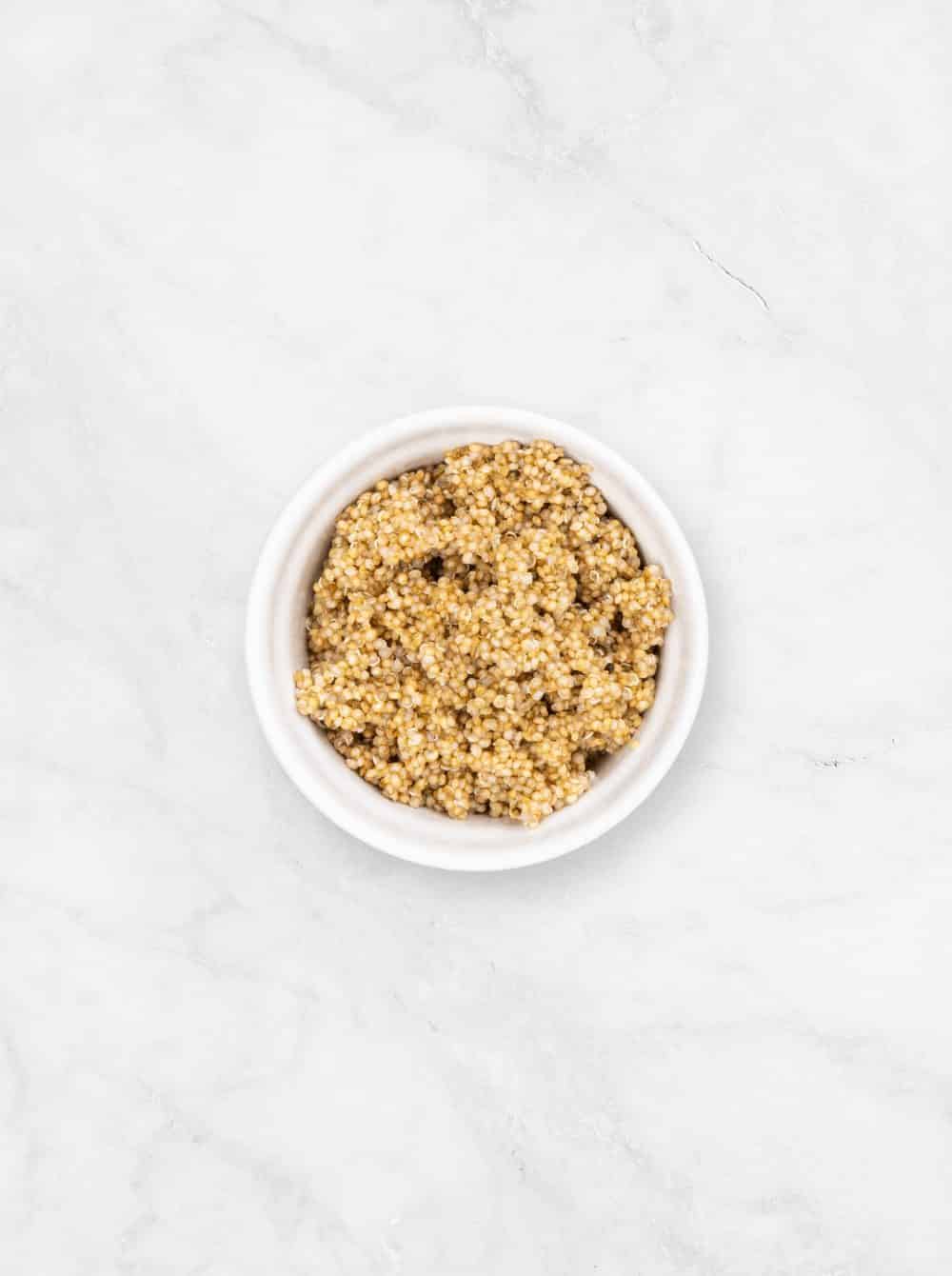 Lys quinoa forkogt klar til brug