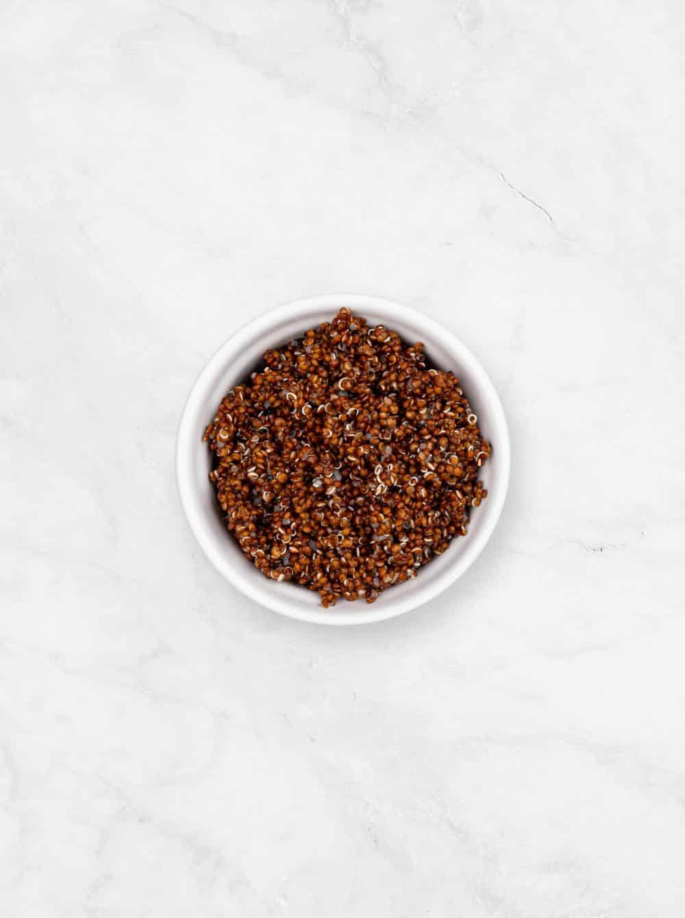 Quinoa er fantastisk i mange ting, det kan bruges som et alternativ til pasta eller ris, og hvis man har de briller på, så kan det jo bruges i et hav af opskrifter.